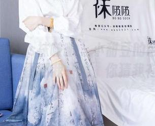 BoBoSocks袜啵啵 – 小甜豆的芭蕾舞服花絮版：原图吓我一跳，你猜我在干嘛？
