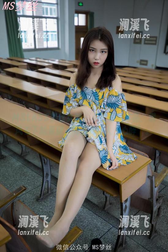 MSLASS梦丝女神-小盐 MSLASS梦丝女神 - 小盐最新作品:黑风衣下的美腿,有点儿让人“心醉”。