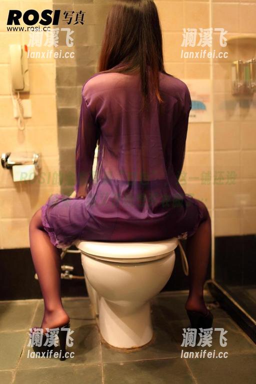 ROSI的全套写真“白色”，这一铺还没结束，我又开始想买衣服了…