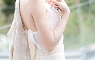 Xiuren秀人网 – 趁热拿铁latte的毛衣图片更新：从未见过的颜色组合，你能猜到吗？