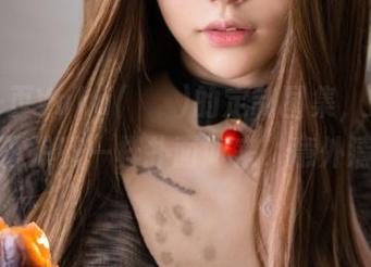每翻一页Yuka(유카)的定制图集，海边的气息像浪花一样扑面而来，意外清新。