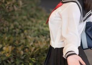 童心未泯：yuuhui玉汇的背带裤妹妹与奇思妙想的写真
