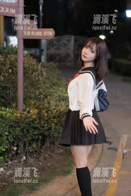 yuuhui玉汇 童心未泯:yuuhui玉汇的背带裤妹妹与奇思妙想的写真