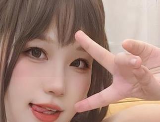 七七娜娜子竞泳照片，水中自拍新高度！