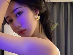 微密圈 – 看！不爱笑的赛琳在天台的闲散姿态，壁纸效果能否一流？