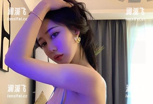 不爱笑的赛琳 微密圈 - 看!不爱笑的赛琳在天台的闲散姿态,壁纸效果能否一流?