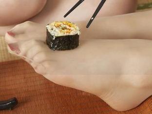 丽柜 – 糟了，左左的美图让我又想买高跟鞋，但我的脚不够长啊…