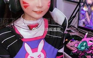 照片见证了佳佳好难啊变身巫女，这张她该不会在做法吧？