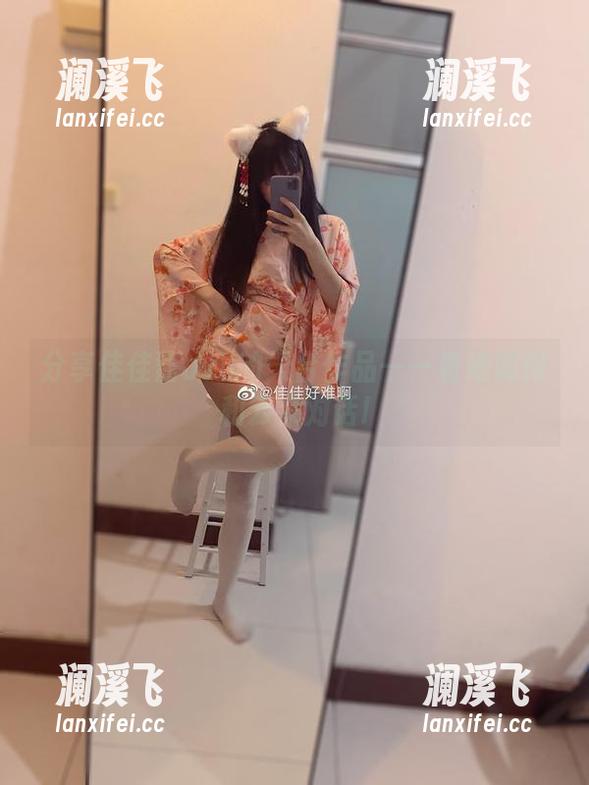 佳佳酱ovo 分享佳佳酱ovo的天台作品——看她如何和云朵对话!