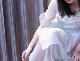 初夏女神 – 水中假想破灭：安妮的泳池美图也会有点迷糊