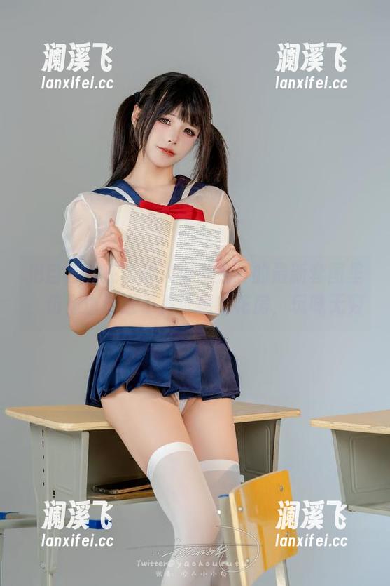 咬人小小兔 把自己放在“咬人小小兔”的最新套图里,仿似也混进了那处秘密花房,玩味无穷