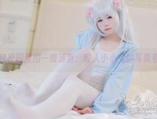 混沌校园里的一缕清新：咬人小小兔的写真卷轴