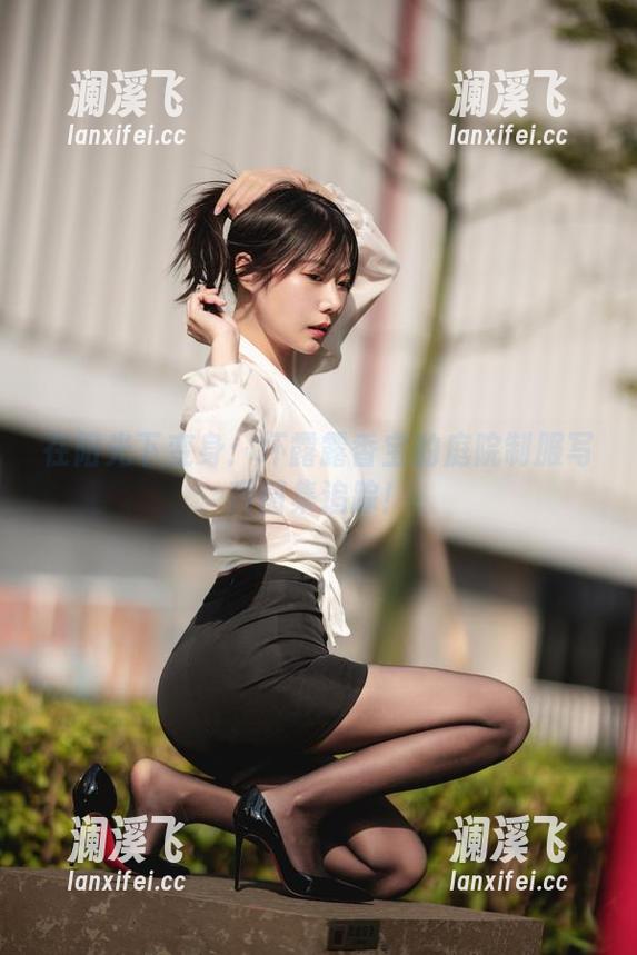 坏露露香宝 在阳光下变身:坏露露香宝的庭院制服写真图集追踪!