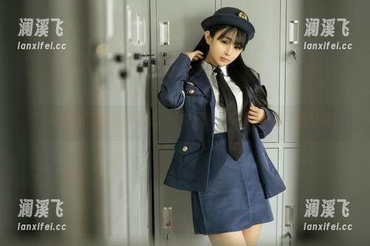 失眠小宁 “失眠小宁”的泳池作品,快来下载,不然下水找不到她哦!