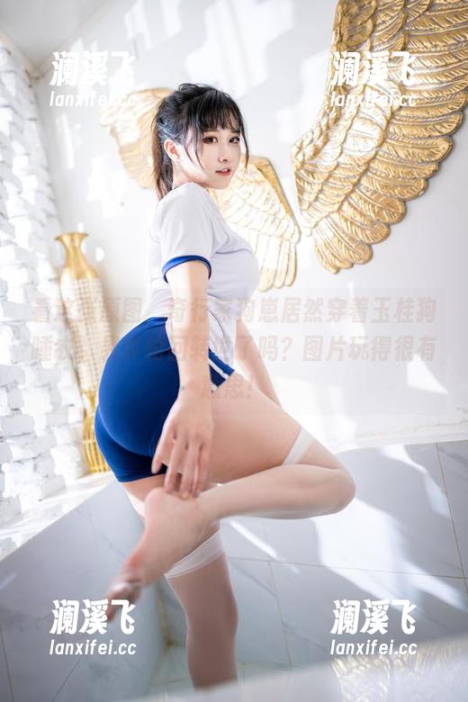 奇行家狗崽 看这张原图,奇行家狗崽居然穿着玉桂狗睡衣,果真轮回转世了吗?图片玩得很有意思!