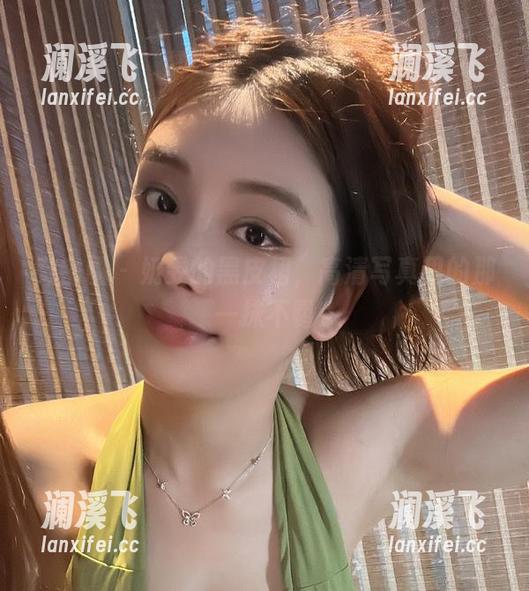 微密圈 - 奶雯的黑皮裙，高清写真里的那一抹不羁