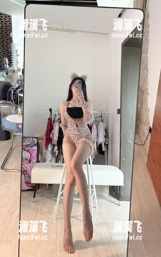 微密圈 - 小玉吃果冻日常的精选写真，原来随意的状态下也能让人心动。