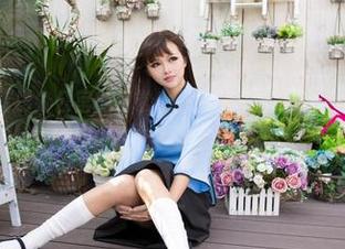 尤果网 – 谭晓彤办公室的日常：你以为只是在打字，其实她在开时装发布会！