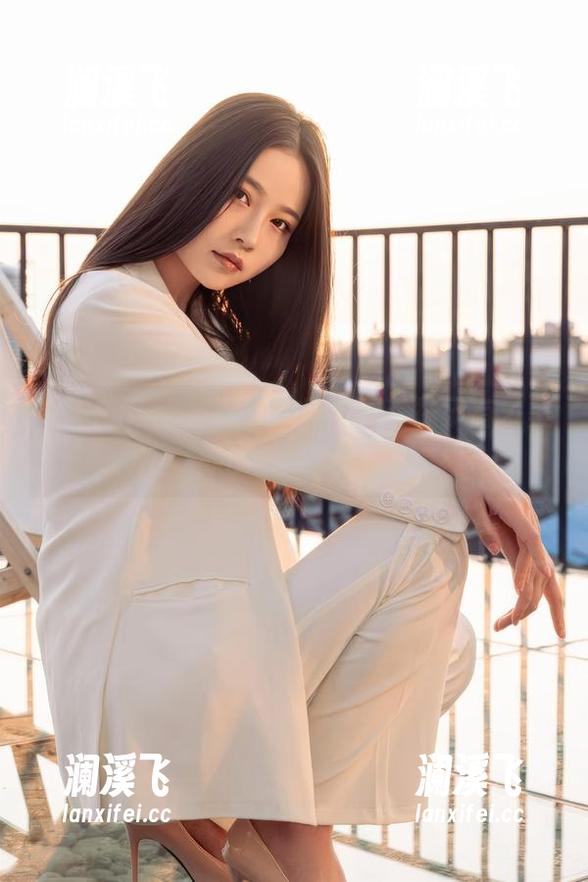 年年Nnian 年年Nnian推出的免费美图:袜子有多美,心思就有多复杂。