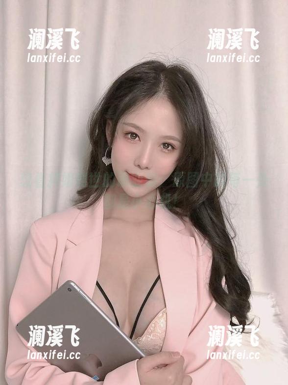 抖娘利世 想看抖娘利世的职业装:原图中的每一处都是小心机!