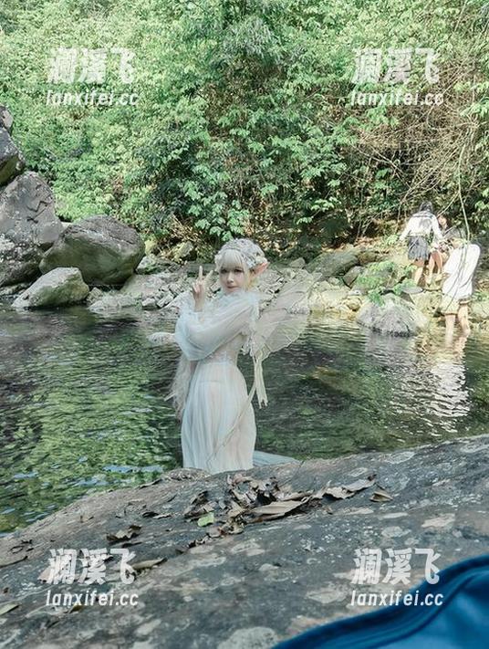 无颜小天使wy 哇,没想到无颜小天使wy的图包结合了大凤红旗袍,这组合……有点意思!