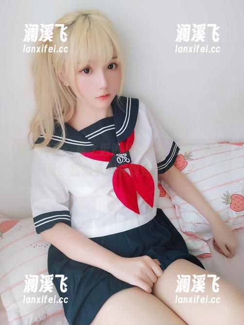 星之迟迟 最新写真:星之迟迟的花与蓝旗袍,爱与不爱,我似乎都能嗅到那种氛围。