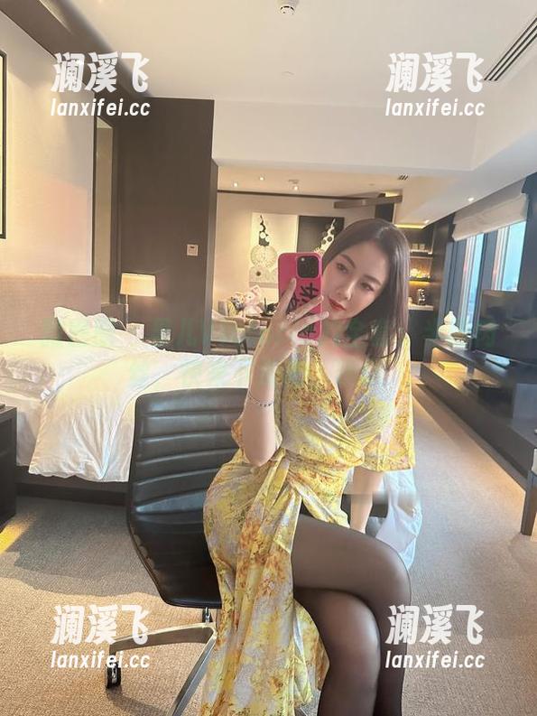果儿Victoria 微密圈 - 果儿Victoria的全套:半腿肉丝,快来下载吧,嘿嘿。