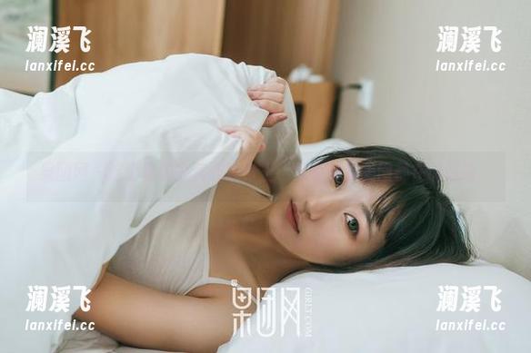 果团网-莫雅淇 果团网 - 这个套装在莫雅淇身上,好像最新美图都在说话呢。