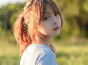 草地的高清恋曲，梨瑾瑾在此留下的影像，像是夏天的某种暧昧吧。