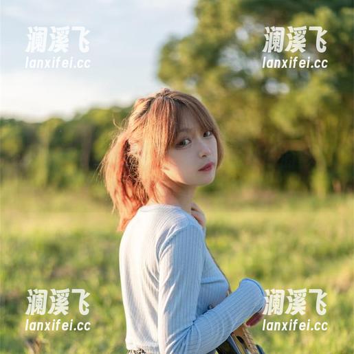 梨瑾瑾 草地的高清恋曲,梨瑾瑾在此留下的影像,像是夏天的某种暧昧吧。