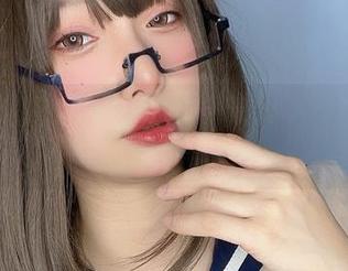次屁啦的透明女仆作品集，确实让人想多看几眼，嘿嘿。