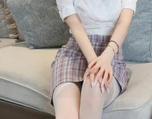 秀人网 – 作品展示：Emily尹菲的衣橱真令人好奇，这套装的搭配我也太“赞”了吧。