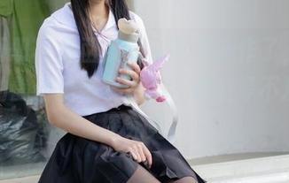稚乖画册 – 赤西夜夜又带来新作了，吉他少女的静谧里藏着什么，我们等不及想一探究竟。