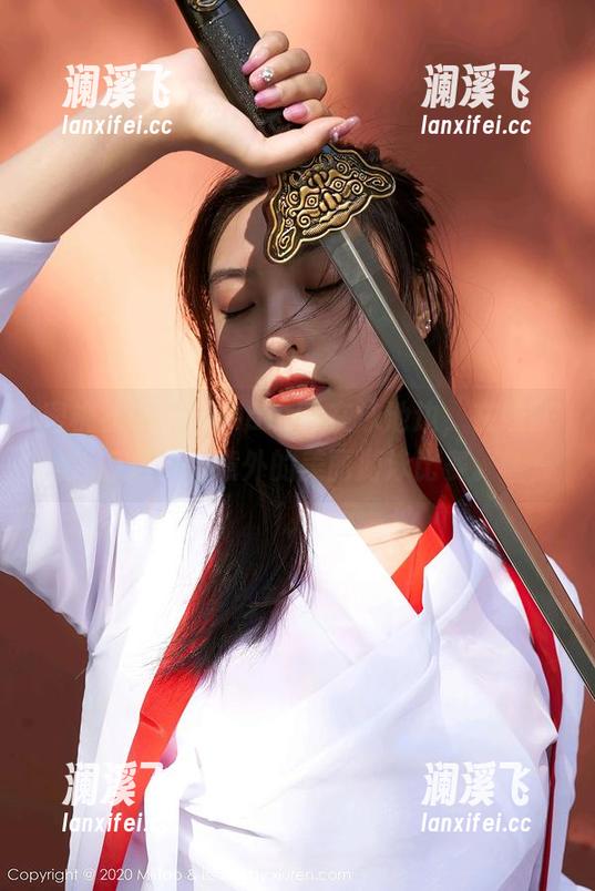 蜜桃社 - 陌子Mandy在泳池边，在线就像是一场意外的美丽游泳比赛。