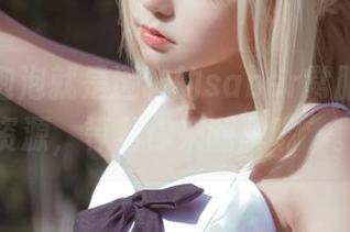 “这个泡泡就是逊啦的saber常服：在线资源，等着你来翻牌呢”。