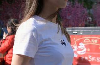 魔镜街拍 – 销售主管婷婷的粉嫩日常：这些图包都能装下啥？