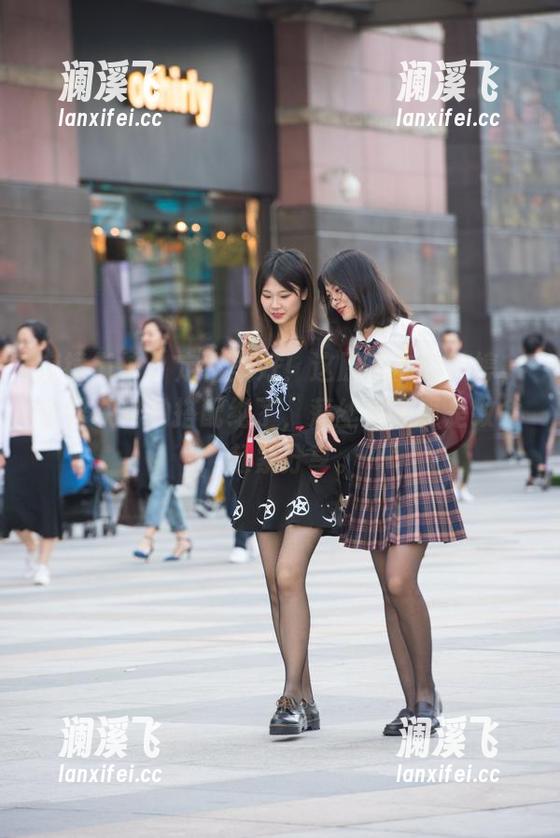 魔镜街拍-婷婷 魔镜街拍 - 定格美好!这原图中的婷婷,包臀灰裙的搭配绝了,薄丝搭配更是致命,赶紧分享。