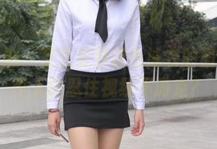 魔镜街拍 – 芝芝身穿蓝色泳衣的图集，多少人能忍住视线不游走？