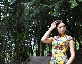 魔镜街拍：无圣光的真实，灰色紧身长裙图集，姿态如此别致