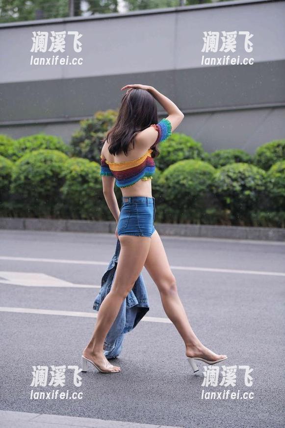 魔镜街拍 魔镜街拍最新特辑,黑色连衣裙小姐姐走在街头,时刻在挑逗我的好奇心呢!