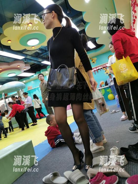 魔镜街拍 魔镜街拍新作,别急!先下载这令人咋舌的连身裤超薄肉丝吧!